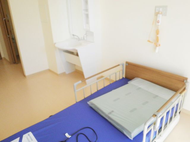 ベッドと洗面台のある居室 居室 シンプルで落ち着いた居室には、ベッドと洗面台が設置され、プライバシーを尊重した空間です。