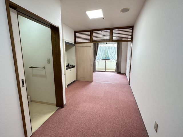 自然光が入る居室 居室 広々とした居住空間で、自然光が心地よく差し込みます。就業後の居住体験をサポートする素敵な環境です。