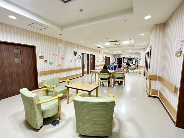 廊下にある休憩スペース 廊下 隣接する共有スペースでは、入居者同士で交流を深めることができ、和やかな雰囲気が広がっています。