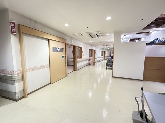 明るい広々とした廊下