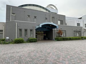 広々とした出入口の建物の外観