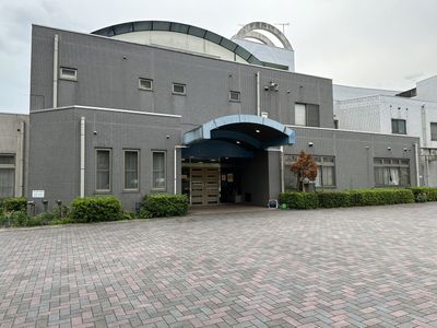 広々とした出入口の建物の外観