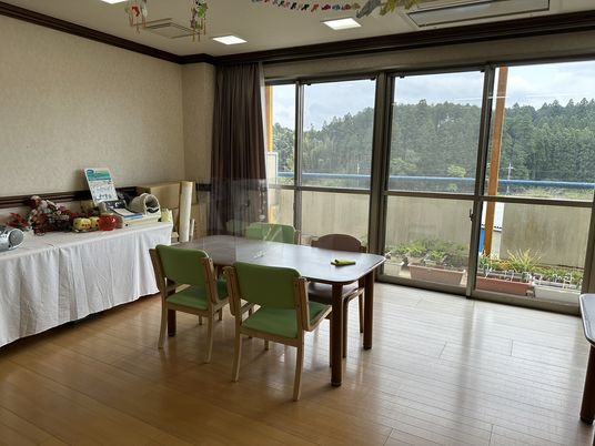 自然光が降り注ぐダイニングルーム