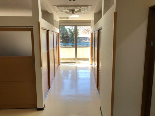 光が差し込む廊下