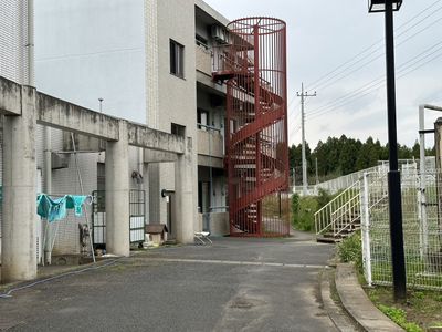 赤い階段の外観