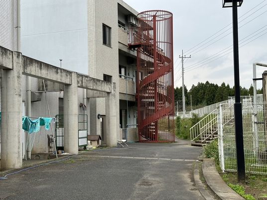 赤い階段の外観