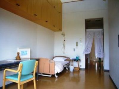 個室のベッドと机