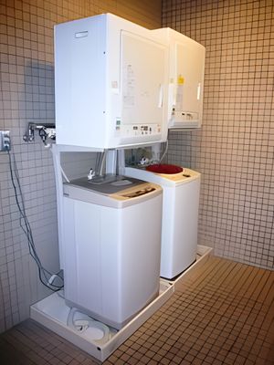 洗濯機が並ぶコインランドリー