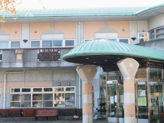 温かみあるエントランス エントランス 温かい雰囲気のエントランスは、訪れる人を優しく迎えます。明るい外観で心地よい印象です。