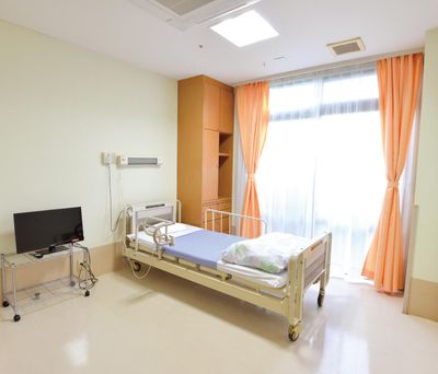 ベッドと窓がある居室