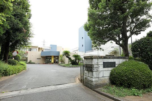 緑豊かな施設入口