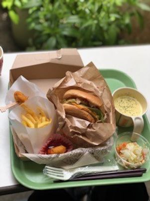 明るい食事の風景
