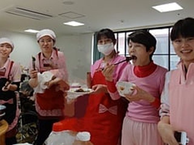 スタッフの優しい笑顔 スタッフイメージ 笑顔で手料理を提供する職員の方々です。心温まるおもてなしで、毎日をより豊かにお過ごしいただけます。