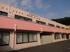 ピンクの壁の建物外観
