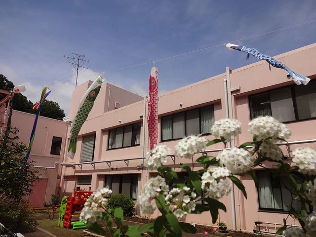 彩り豊かな中庭 中庭 季節の花々や彩り鯉のぼりが心を和ませる、開放的な中庭です。お散歩や憩いの場としてご利用いただけます。
