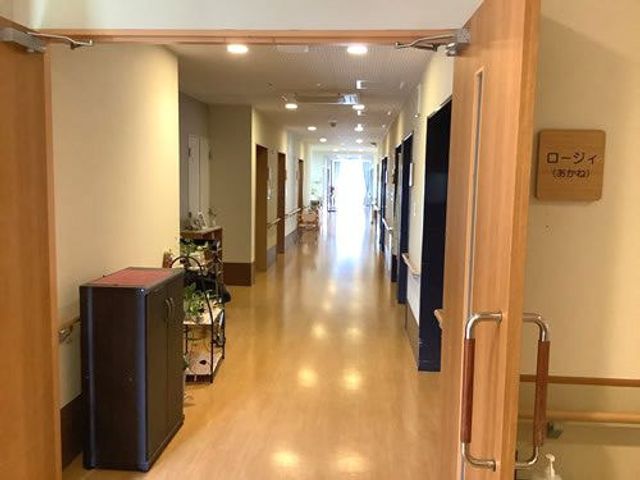 奥行きのある通路 廊下 光が差し込む長い廊下は、明るく清潔です。職員や利用者の移動がしやすい環境になっています。