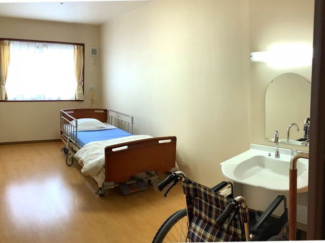 車椅子とベッドの居室 居室 自然光が差し込むシンプルな居室です。車椅子を使用しながら快適に過ごせる設計になっています。