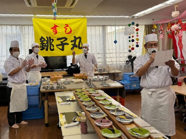 調理中のイベント会場 共有スペース 料理が楽しめるイベントでは、明るい雰囲気の中で職員が協力して準備を進めています。