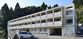 白い建物の外観
