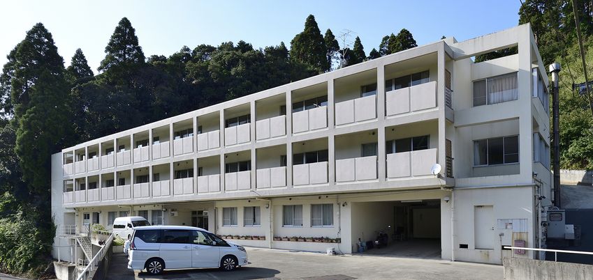 白い建物の外観