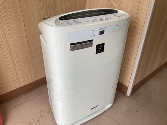 空気清浄機と壁
