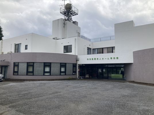 白い外観の建物