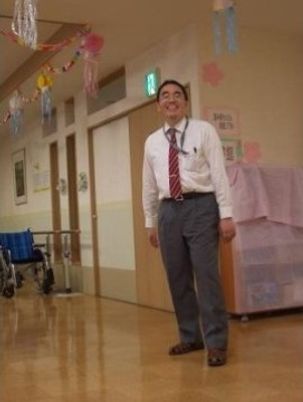 廊下に立つスタッフ