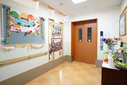 廊下の壁飾りとエレベーター