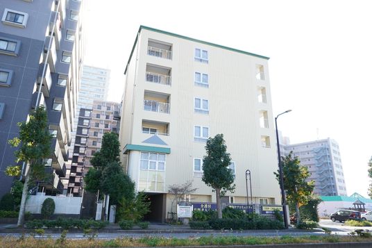 都市の清潔な建物外観