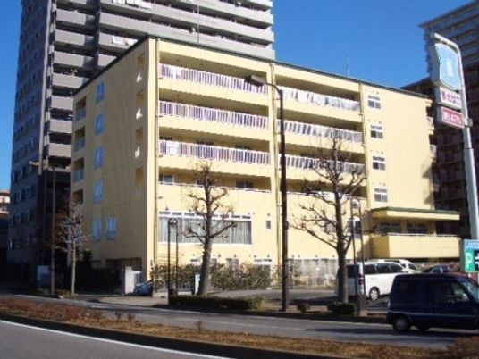 多階建ての建物正面