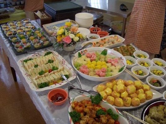 手作り料理の並ぶ食堂