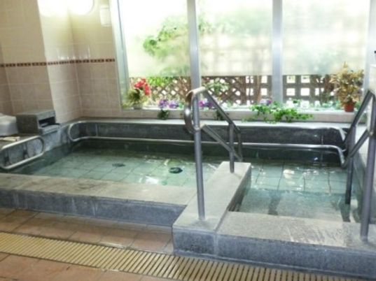 「鎌取ケアコミュニティそよ風」の浴室。ゆったりとした広さの浴室。