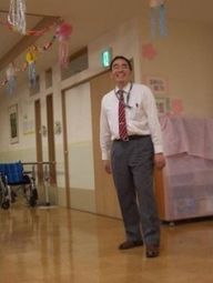 廊下に立つスタッフ