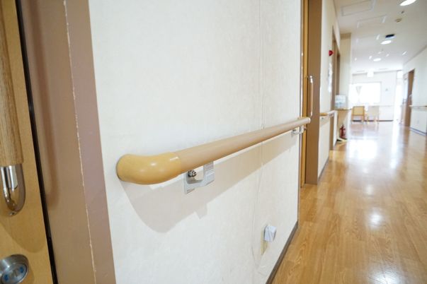 手すり付きの明るい廊下
