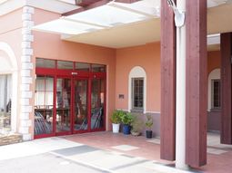 明るいエントランスの外観