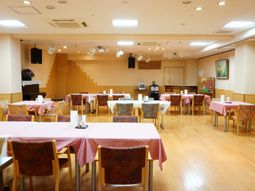 明るい食堂の様子