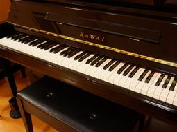 光沢のある黒いグランドピアノ