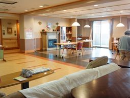 暖かな雰囲気のラウンジ