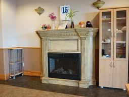 暖炉と飾り棚のある空間