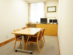 快適な居室のテーブルとデスク