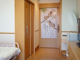 清潔な居室と和風のれん