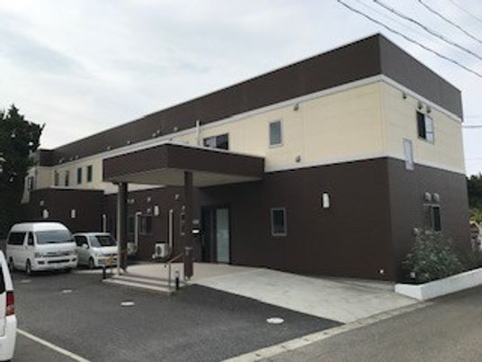 外観の建物と駐車場  