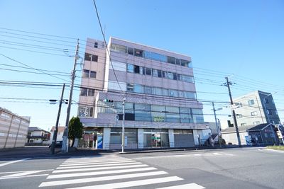 多階層のモダンな建物