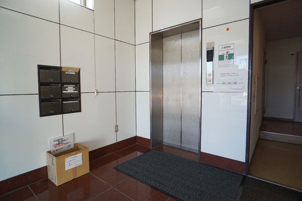 エレベーター付きエントランス