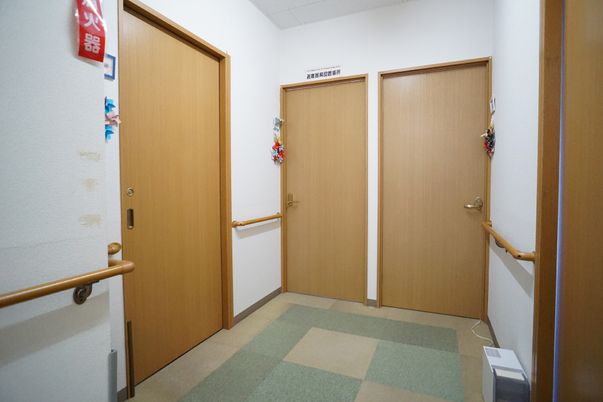 廊下の手すりとドア