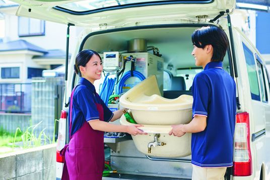 笑顔で働くスタッフ