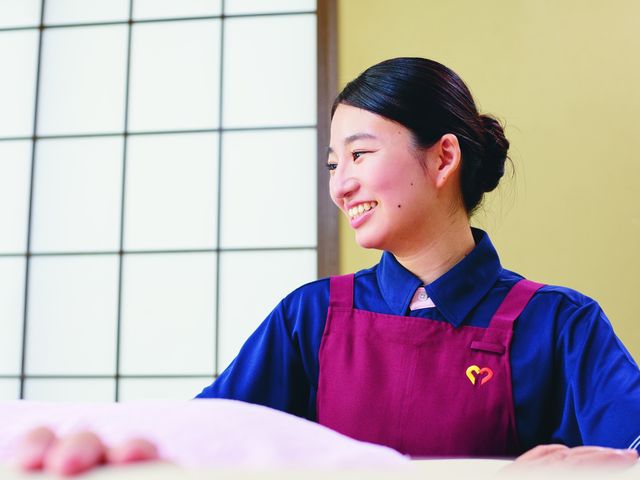 笑顔のスタッフの様子 スタッフイメージ 和やかな雰囲気で働ける環境です。アットホームな職場で、笑顔あふれるサポートが可能です。