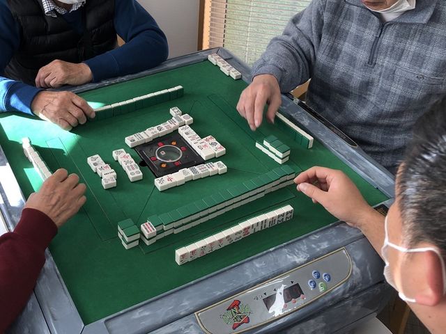 麻雀を楽しむ風景 ラウンジ 麻雀を囲んでリラックスできるアクティビティスペースです。楽しみながら交流が深まります。