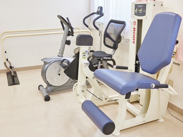 トレーニング器具のある部屋 機能訓練室 健康維持に役立つ機材が揃っています。介護職として入居者様をサポートする際の充実した環境です。