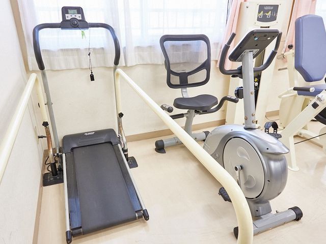 運動用具のある部屋 ジム 自然光が差し込む室内で、リハビリや体力作りに専念できる設備が整っています。